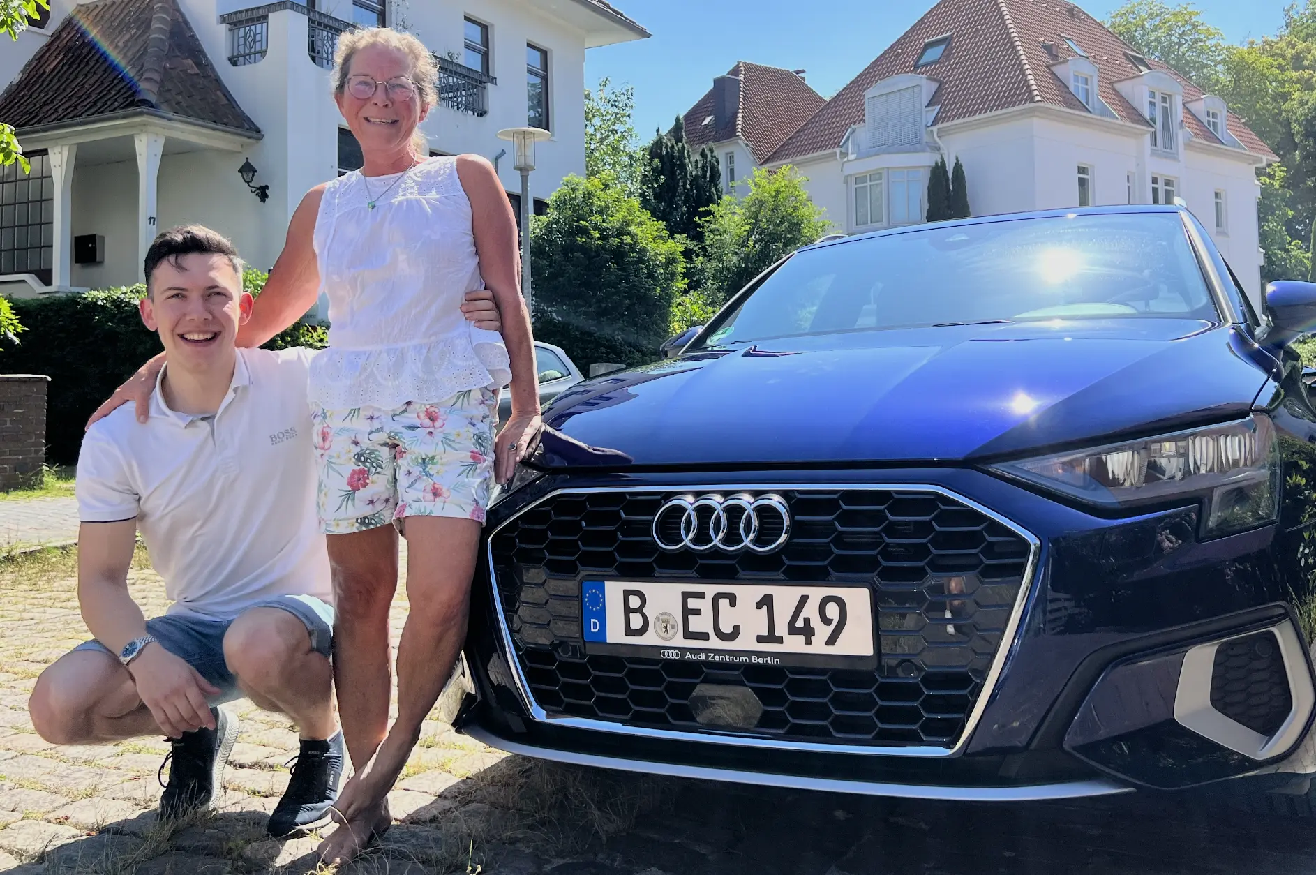 Nicklas mit seiner Mutter vor ihrem neuen Audi