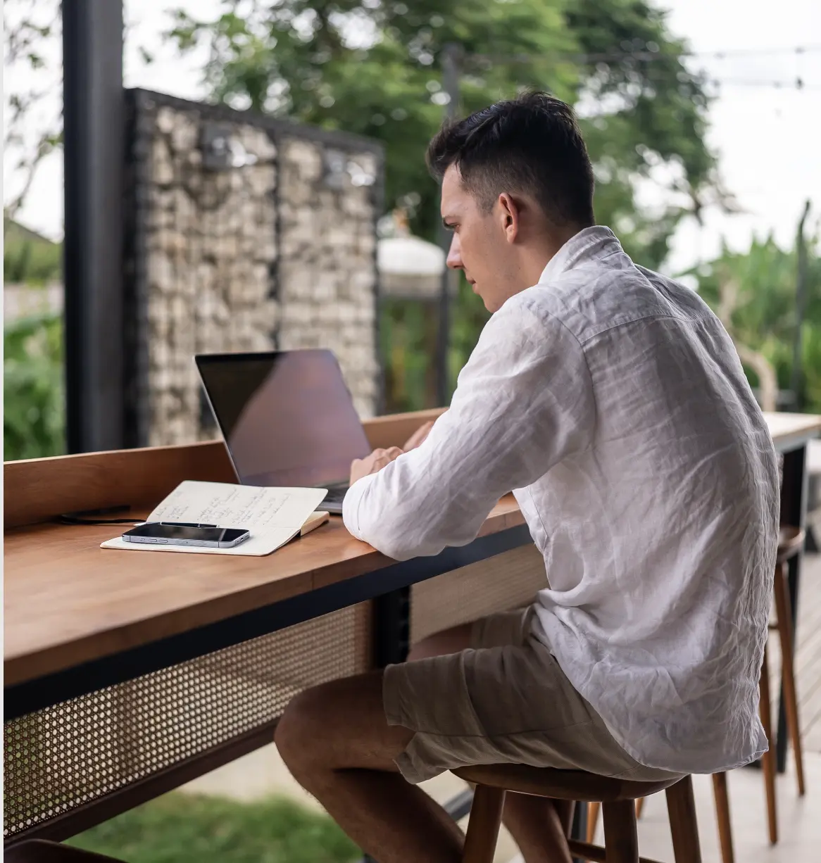 Nicklas arbeitet im Ausland am Laptop
