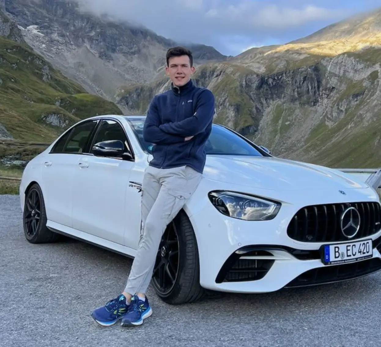Nicklas mit seinem Traumauto Mercedes AMG
