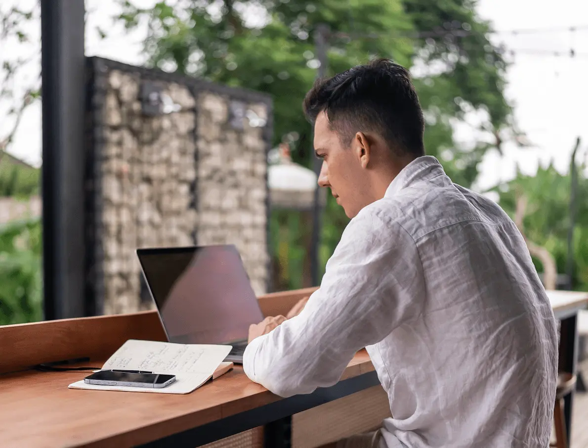 Orts- und zeitunabhängig am Laptop arbeiten