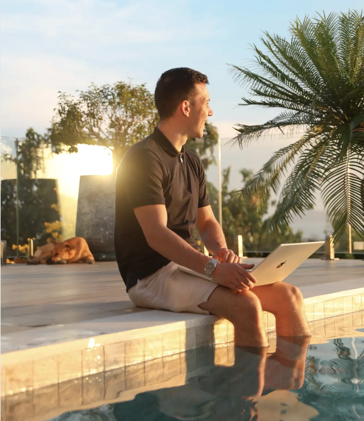 Nicklas arbeitet am Pool im Sonnenuntergang