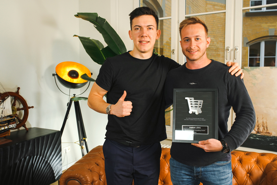 Amazon FBA Nicklas Spelmeyer mit einem Kunden bei Awardübergabe