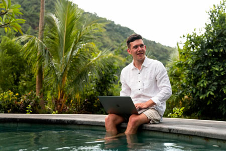 Amazon FBA Nicklas Spelmeyer am Pool in Bali