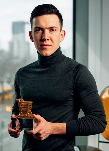 Amazon FBA Nicklas Spelmeyer hält einen Award in der Hand
