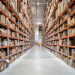 amazon-lager-mit-ware-mehrere-regale-stockwerke